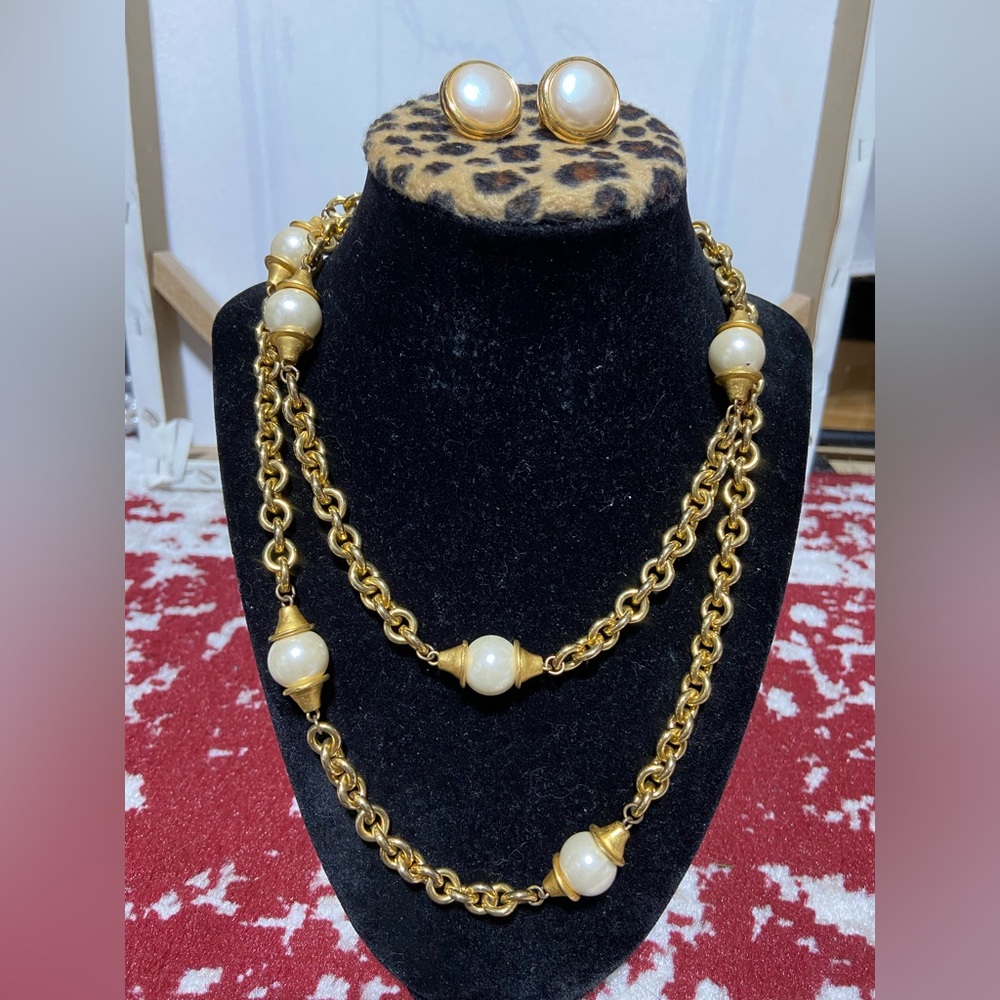 Vintage 80’s Gold Tone Chunky Faux Pearl Station Necklace.